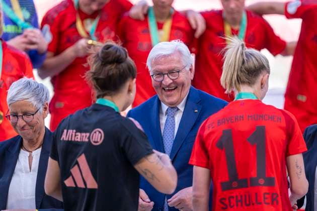 01 05 2025 FC Bayern Munich SV Werder Bremen, DFB Cup Women, season 2024 2025, final, at the RheinEnergie Stadium in Cologne Federal President Frank Walter Steinmeier presents Munichs Lea Schüller with a medal Important note In accordance with the regulations of the DFL German Football League and the DFB German Football Association, it is prohibited to use or have used photographs taken in the stadium and or of the match in the form of sequential images and or video-like photo series Copyright: xDavidxInderliedx