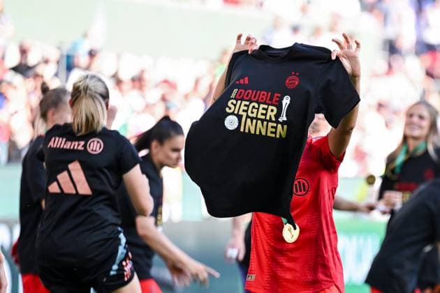01 05 2025, Football, DFB Womens Cup Final, Season 2024 2025, FC Bayern Munich SV Werder Bremen, T Shirt FC Bayern Munich Double Winners, xRHR FOTO TKx Copyright: RHR-FOTOx RHR-FOTO TK