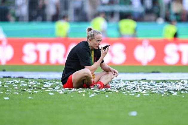 01 05 2025, Football, DFB Womens Cup Final, Season 2024 2025, FC Bayern Munich SV Werder Bremen, Lea Schüller FC Bayern Munich sits on the pitch after the victory, xRHR PHOTO TKx Copyright: RHR-FOTOx RHR-FOTO TK