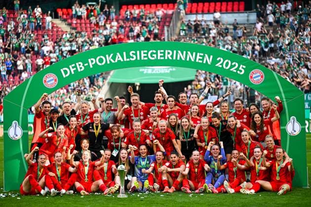 The FC Bayern players and team celebrate the victory, GER, 45 DFB Pokal Final Women, FC Bayern Muenchen vs SV Werder Bremen, 01 05 2025 DFB REGULATIONS PROHIBIT ANY USE OF PHOTOGRAPHS as IMAGE SEQUENCES and or QUASI VIDEO GER, 45 DFB Pokal Final Women, FC Bayern Muenchen vs SV Werder Bremen, 01 05 2025 Cologne Copyright: xEibner-Pressefoto FlorianxWiegandx EP_FWD