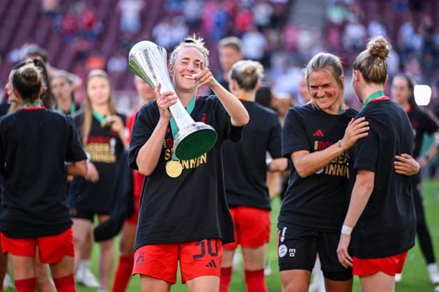 01 05 2025, Football, DFB Womens Cup Final, Season 2024 2025, FC Bayern Munich SV Werder Bremen, Carolin Simon FC Bayern Munich with the DFB Cup in her arms xRHR PHOTO TKx Copyright: RHR-FOTOx RHR-FOTO TK