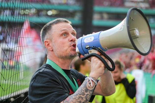 Soccer, DFB Cup Women, 20250501, FC Bayern Munich SV Werder Bremen In the picture Coach Bayern Alexander STRAUS with megaphone final cheer Cologne Rhein Energie Stadium North Rhine-Westphalia Germany Copyright: Passion2Press MarkusxFischerx