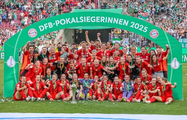 GER, Cologne, FC Bayern Munich vs Werder Bremen, DFB Cup Women, Football, DFB, Season 2024 2025, Rhein Energie Stadion, Final, in picture FC Bayern Munich wins the DFB Cup in Cologne against Werder Bremen and celebrates at the cup handover DFB DFL REGULATIONS PROHIBIT ANY USE OF PHOTOGRAPHS AS IMAGE SEQUENCES AND OR QUASI VIDEO, 01 05 2025, Copyright: HMBxMedia HendrikxHamelau