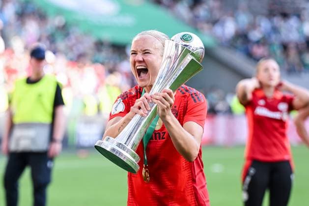 01 05 2025, Football, DFB Womens Cup Final, Season 2024 2025, FC Bayern Munich SV Werder Bremen, Pernille Harder FC Bayern Munich with the DFB Cup in her hands, xRHR FOTO TKx Copyright: RHR-FOTOx RHR-FOTO TK