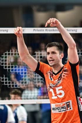 Volleyball I Men I Season 2024 2025 I Bundesliga I Final I Match 2 I SVG Lüneburg BERLIN RECYCLING Volleys I 1 5 2025 Moritz Reichert 15, Berlin Recycling Volleys shows the ball was in Lüneburg LKH Arena Niedersachsen Germany Copyright: xLobeca AndreasxHannigx