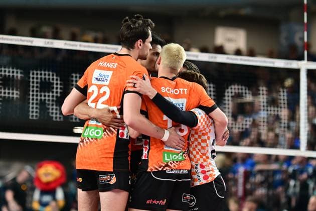 Volleyball I Men I Season 2024 2025 I Bundesliga I Final I Game 2 I SVG Lüneburg BERLIN RECYCLING Volleys I 1 5 2025 Jake Hanes 22, Berlin Recycling Volleys and Ruben Schott 13, Berlin Recycling Volleys are happy with their teammates Lüneburg LKH Arena Niedersachsen Germany Copyright: xLobeca AndreasxHannigx