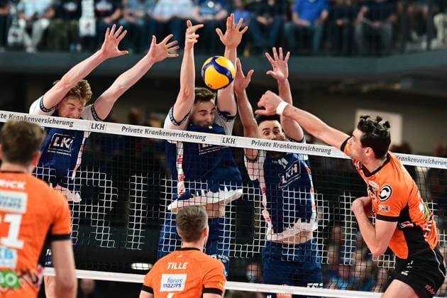 Volleyball I Men I Season 2024 2025 I Bundesliga I Final I Match 2 I SVG Lüneburg BERLIN RECYCLING Volleys I 1 5 2025 Oskar Alve Espeland 9, SVG Lüneburg , Lorenz Karlitzek 10, SVG Lüneburg and Xander Wolf Wassenaar Ketrzynski 11, SVG Lüneburg close everything down with the block of three Jake Hanes 22, Berlin Recycling Volleys cant get through Lüneburg LKH Arena Niedersachsen Germany Copyright: xLobeca AndreasxHannigx