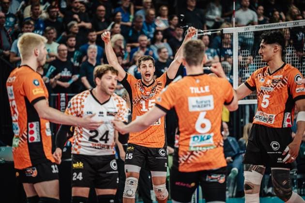 Volleyball Men Season 2024 2025 1 Volleyball Bundesliga Men Final SVG Lüneburg vs BERLIN RECYCLING Volleys 01 05 2025 Berlin cheers, in the middle Moritz Reichert 15, Berlin Recycling Volleys Lüneburg LKH Arena Niedersachsen Germany
