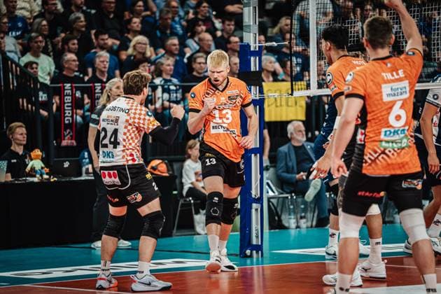 Volleyball Men Season 2024 2025 1 Volleyball Bundesliga Men Final SVG Lüneburg vs BERLIN RECYCLING Volleys 01 05 2025 Berlin cheers, in the middle Ruben Schott 13, Berlin Recycling Volleys Lüneburg LKH Arena Niedersachsen Germany