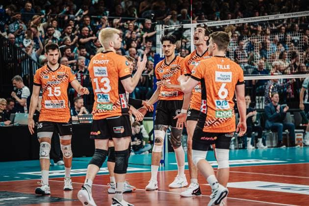 Volleyball Men Season 2024 2025 1 Volleyball Bundesliga Men Final SVG Lüneburg vs BERLIN RECYCLING Volleys 01 05 2025 Berlin is annoyed, especially Jake Hanes 22, Berlin Recycling Volleys right Lüneburg LKH Arena Niedersachsen Germany