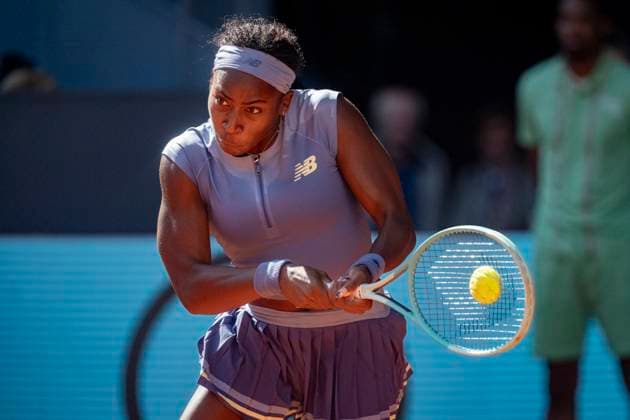 Mutua Madrid Open 2025 Coco Gauff of the United States plays a backhand during the Women s Singles Semi-Final match against Iga Swiatek of Poland during the Mutua Madrid Open 2025 tournament celebrated at La Caja Magica on May 01, 2025 in Madrid, Spain. Madrid La Caja Magica Madrid Spain Copyright: xAlbertoxGardinx AGardin_20250501_Mutua_Madrid_Open_0548