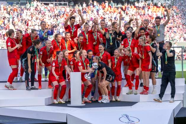 01 05 2025 FC Bayern Munich SV Werder Bremen, DFB Cup Women, Season 2024 2025, Final, at the RheinEnergie Stadium in Cologne The Munich players celebrate after their cup victory Important note According to the regulations of the DFL German Football League and the DFB German Football Association, it is prohibited to use or have used photographs taken in the stadium and or of the game in the form of sequential images and or video-like photo series Copyright: xDavidxInderliedx