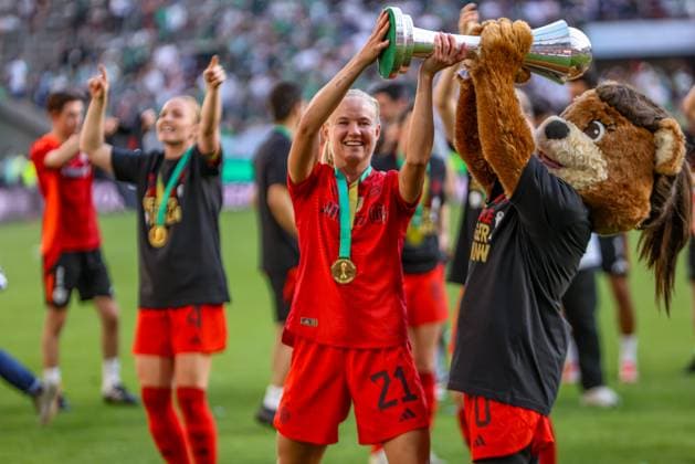 GER, Cologne, FC Bayern Munich vs Werder Bremen, DFB Pokal Women, Football, DFB, Season 2024 2025, Rhein Energie Stadion, Final, in picture FC Bayern Munich celebrates winning the DFB Pokal in Cologne, Pernille Harder FC Bayern Munich Women 21 DFB DFL REGULATIONS PROHIBIT ANY USE OF PHOTOGRAPHS AS IMAGE SEQUENCES AND OR QUASI VIDEO, 01 05 2025, Copyright: HMBxMedia HendrikxHamelau