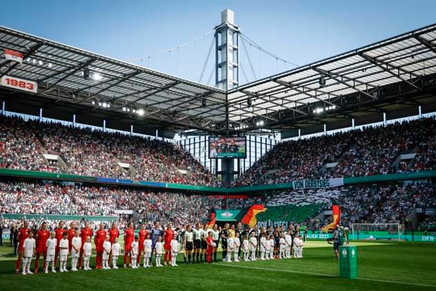 45 DFB Cup Final Women FC Bayern Munich SV Werder Bremen, 01 05 2025 The two teams of FC Bayern Munich and SV Werder Bremen before the match during the national anthem 45 DFB Cup Final Women FC Bayern Munich SV Werder Bremen on 01 05 2025 at RheinEnergie Stadium in Cologne North Rhine-Westphalia DFL REGULATIONS PROHIBIT ANY USE OF PHOTOGRAPHS AS IMAGE SEQUENCES AND OR QUASI VIDEO Copyright: xBEAUTIFULxSPORTS AxelxKohringx