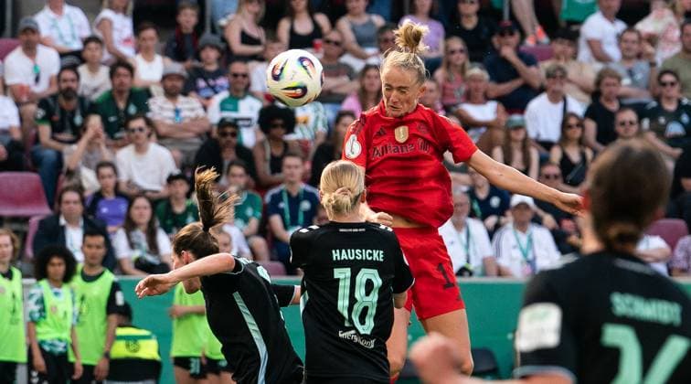 1 5 2025, Football, GER, Women, DFB Cup, Season 2024 2025,Final, FC Bayern Munich SV Werder Bremen Lea Schüller FC Bayern Munich, 2 v right heads in the goal for 3 1 Reena Wichmann SV Werder Bremen, left and Lina Hausicke SV Werder Bremen, 2 v left Cologne RheinenergieSTADION North Rhine-Westphalia Germany