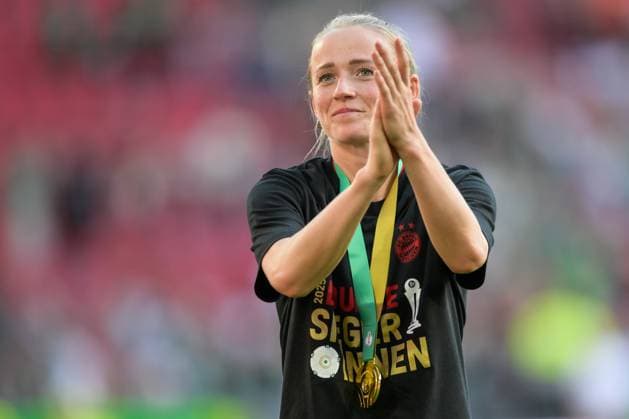 Soccer, DFB Cup Women, 20250501, FC Bayern Munich SV Werder Bremen In the picture Lea SCHÜLLER Bayern, 11 applauds fans Cologne Rhein Energie Stadium North Rhine-Westphalia Germany Copyright: Passion2Press MarkusxFischerx