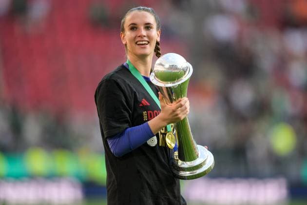 Soccer, DFB Cup Women, 20250501, FC Bayern Munich SV Werder Bremen In the picture goalkeeper Ena MAHMUTOVIC Bayern, 32 with cup Cologne Rhein Energie Stadium North Rhine-Westphalia Germany Copyright: Passion2Press MarkusxFischerx