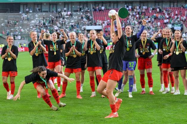 Soccer, DFB Cup Women, 20250501, FC Bayern Munich SV Werder Bremen In the picture from l Tuva HANSEN Bayern, 6 , Jovana DAMNJANOVIC Bayern, 9 after they had run for the cup Dizziness crashes Cologne Rhein Energie Stadium North Rhine Westphalia Germany Copyright: Passion2Press MarkusxFischerx