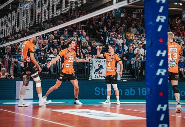 Volleyball Men Season 2024 2025 Volleyball Bundesliga Playoff Final Game 2 SVG Lüneburg vs BR Volleys 01 05 2025 The BERLIN RECYCLING Volleys team cheers Lüneburg LKH Arena Niedersachsen Germany