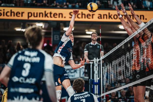 Volleyball Men Season 2024 2025 Volleyball Bundesliga Playoff Final Game 2 SVG Lüneburg vs BR Volleys 01 05 2025 Theo Mohwinkel 8 SVG Lüneburg against the three-man block of BERLIN RECYCLING Volleys Lüneburg LKH Arena Niedersachsen Germany