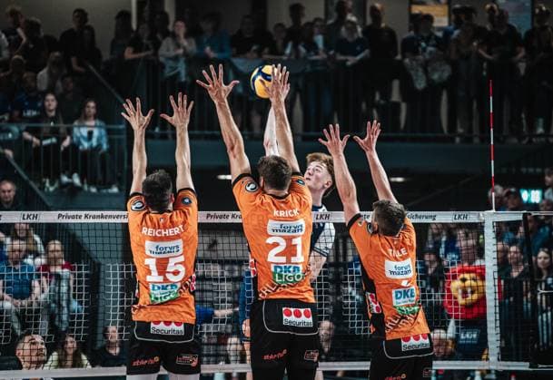 Volleyball Men Season 2024 2025 Volleyball Bundesliga Playoff Final Game 2 SVG Lüneburg vs BR Volleys 01 05 2025 Oskar Alve Espeland 9 SVG Lüneburg against the block of Moritz Reichert 15 BERLIN RECYCLING Volleys , Tobias Krick 21 BERLIN RECYCLING Volleys and Johannes Tille 6 BERLIN RECYCLING Volleys Lüneburg LKH Arena Niedersachsen Germany
