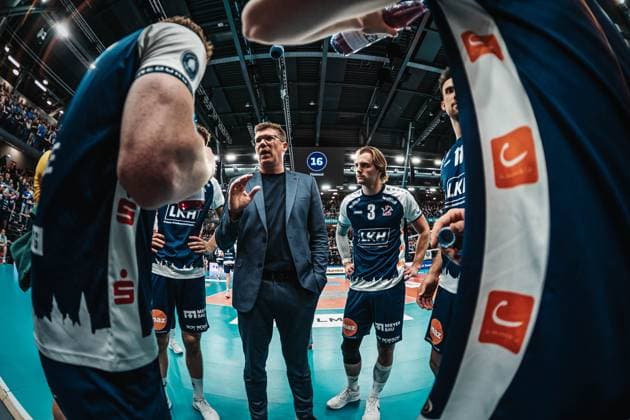 Volleyball Men Season 2024 2025 Volleyball Bundesliga Playoff Final Game 2 SVG Lüneburg vs BR Volleys 01 05 2025 Stafan Hübner Coach SVG Lüneburg speaks to his players at the time-out Lüneburg LKH Arena Niedersachsen Germany