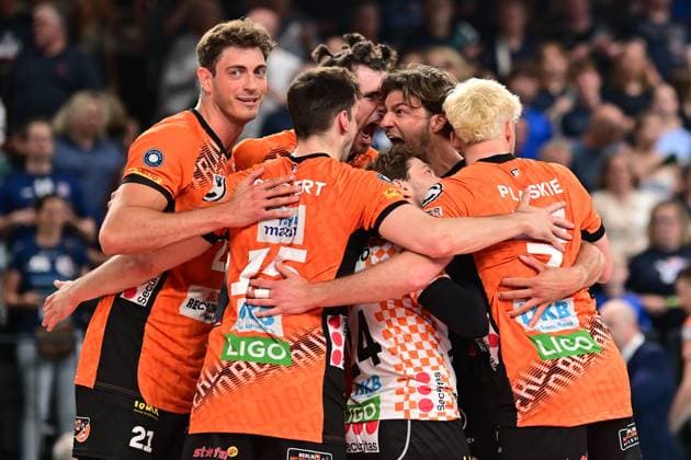 Volleyball I Men I Season 2024 2025 I Bundesliga I Final I Game 2 I SVG Lüneburg BERLIN RECYCLING Volleys I 1 5 2025 Matthew Knigge 2, Berlin Recycling Volleys shouts at his team shortly before the end of the second set Berlin Recycling Volleys want to attack again but in vain the set goes to Lüneburg Lüneburg LKH Arena Niedersachsen Germany Copyright: xLobeca AndreasxHannigx