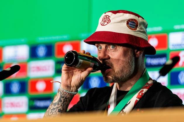 45 DFB Cup Final Womens FC Bayern Munich SV Werder Bremen, 01 05 2025 Alexander Straus FC Bayern Munich, coach during the press conference, drinking beer, Paulaner 45 DFB Cup Final Womens FC Bayern Munich SV Werder Bremen, Cologne, RheinEnergiestadion, 01 05 2025 Copyright: xBEAUTIFULxSPORTS Wunderlx