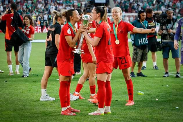 45 DFB Cup Final Women FC Bayern Munich SV Werder Bremen, 01 05 2025 Joy at FC Bayern Munich Linda Dallmann FC Bayern Munich, 10 and Sarah Zadrazil FC Bayern Munich, 25 kiss the cup 45 DFB Cup Final Women FC Bayern Munich SV Werder Bremen on 01 05 2025 at RheinEnergie Stadium in Cologne North Rhine-Westphalia DFL REGULATIONS PROHIBIT ANY USE OF PHOTOGRAPHS AS IMAGE SEQUENCES AND OR QUASI VIDEO Copyright: xBEAUTIFULxSPORTS AxelxKohringx