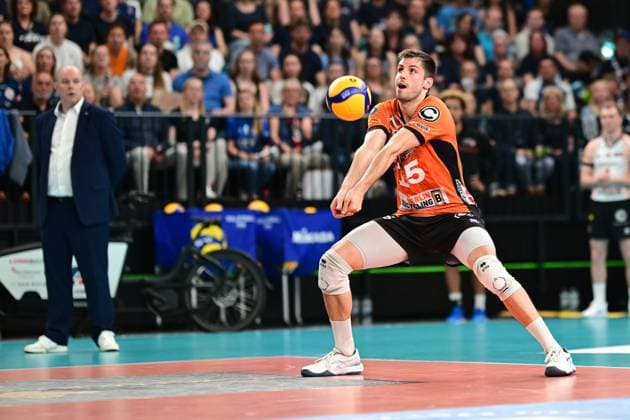 Volleyball I Men I Season 2024 2025 I Bundesliga I Final I Match 2 I SVG Lüneburg BERLIN RECYCLING Volleys I 1 5 2025 Freelancer Moritz Reichert 15, Berlin Recycling Volleys strong in receiving the ball In the background Joel Banks, Head Coach Berlin Recycling Volleys looks on Lüneburg LKH Arena Niedersachsen Germany Copyright: xLobeca AndreasxHannigx