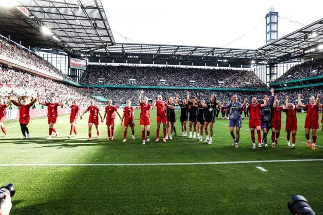 Sport, Soccer, DFB Cup Womens Season 2024 2025 Final FC Bayern Munich SV Werder Bremen 01 05 2025, RheinEnergieSTADION The players of FC Bayern Munich are happy about the cup victory after the match Cologne RheinEnergieSTADION North Rhine-Westphalia Germany