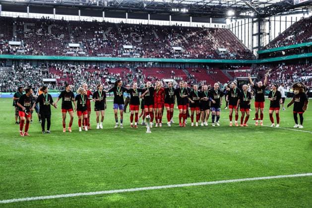 Sport, Soccer, DFB Cup Womens Season 2024 2025 Final FC Bayern Munich SV Werder Bremen 01 05 2025, RheinEnergieSTADION The players of FC Bayern Munich are happy about the cup victory after the match Cologne RheinEnergieSTADION North Rhine-Westphalia Germany