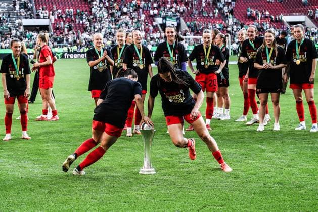 Sport, Soccer, DFB Cup Womens Season 2024 2025 Final FC Bayern Munich SV Werder Bremen 01 05 2025, RheinEnergieSTADION The players of FC Bayern Munich are happy about the cup victory after the match Cologne RheinEnergieSTADION North Rhine-Westphalia Germany