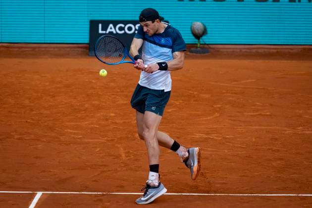 Mutua Madrid Open 2025 Jack Draper of Great Britain plays a backhand during the Men s Singles Quarter-Final match against Matteo Arnaldi of Italy at the Mutua Madrid Open 2025 tournament celebrated at La Caja Magica on May 01, 2025 in Madrid, Spain. Madrid La Caja Magica Madrid Spain Copyright: xAlbertoxGardinx AGardin_20250501_Mutua_Madrid_Open_0571