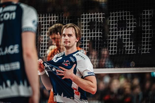 Volleyball Men Season 2024 2025 1 Volleyball Bundesliga Men Final SVG Lüneburg vs BERLIN RECYCLING Volleys 01 05 2025 Michael Patrick Wright 3, SVG Lüneburg gives signs to his teammates Lüneburg LKH Arena Niedersachsen Germany