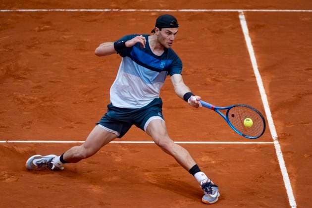 Mutua Madrid Open 2025 Jack Draper of Great Britain chases the ball during the Men s Singles Quarter-Final match against Matteo Arnaldi of Italy at the Mutua Madrid Open 2025 tournament celebrated at La Caja Magica on May 01, 2025 in Madrid, Spain. Madrid La Caja Magica Madrid Spain Copyright: xAlbertoxGardinx AGardin_20250501_Mutua_Madrid_Open_0576