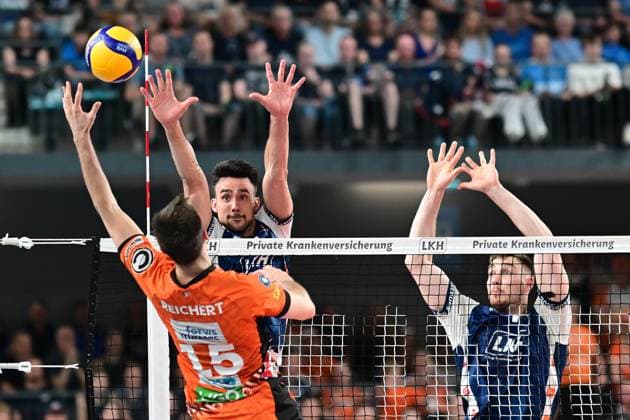 Volleyball I Men I Season 2024 2025 I Bundesliga I Final I Match 2 I SVG Lüneburg BERLIN RECYCLING Volleys I 1 5 2025 Some referees are more merciful than others the clearly thrown ball of 15, SVG Lüneburg against the double block of Xander Wolf Wassenaar Ketrzynski 11, SVG Lüneburg and Simon Torwie 1, SVG Lüneburg is well given Lüneburg LKH Arena Niedersachsen Germany Copyright: xLobeca AndreasxHannigx