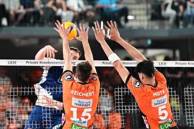 Volleyball I Men I Season 2024 2025 I Bundesliga I Final I Match 2 I SVG Lüneburg BERLIN RECYCLING Volleys I 1 5 2025 Simon Torwie 1, SVG Lüneburg fails here at the double block of 15, SVG Lüneburg and 5, SVG Lüneburg Lüneburg LKH Arena Niedersachsen Germany Copyright: xLobeca AndreasxHannigx