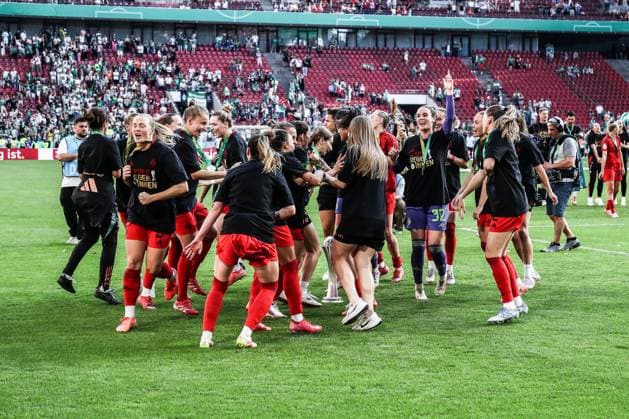 Sport, Soccer, DFB Cup Womens Season 2024 2025 Final FC Bayern Munich SV Werder Bremen 01 05 2025, RheinEnergieSTADION The players of FC Bayern Munich are happy about the cup victory after the match Cologne RheinEnergieSTADION North Rhine-Westphalia Germany