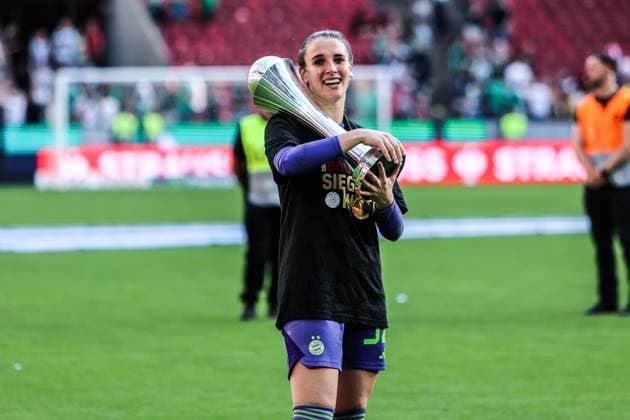 Sport, Football, DFB Womens Cup Season 2024 2025 Final FC Bayern Munich SV Werder Bremen 01 05 2025, RheinEnergieSTADION Ena Mahmutovic FC Bayern Munich, 32 with the cup Cologne RheinEnergieSTADION North Rhine-Westphalia Germany
