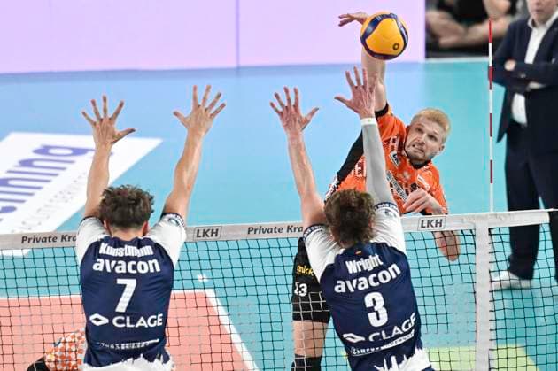 GER 1 VBL, SVG Lueneburg vs Berlin Recycling Volleys 01 05 2025, LKH Arena, Lueneburg, GER 1 VBL, Play Offs, Final, SVG Lueneburg vs Berlin Recycling Volleys in the picture Ruben Schott Berlin 13 tries to assert himself against Joscha Kunstmann Lueneburg 07 and Michael Patrick Wright Lueneburg 03 nordphotoxGmbH xWitke nph00002