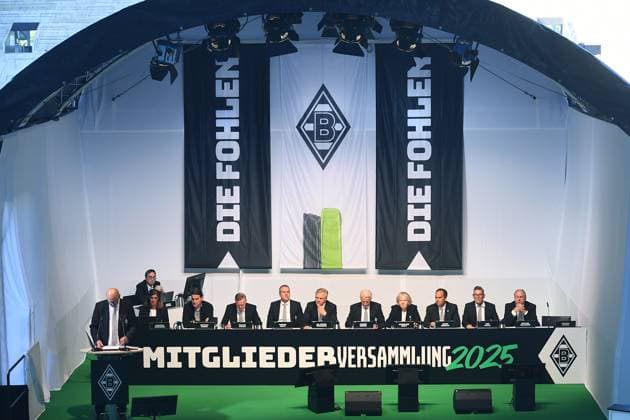 Soccer 1 Bundesliga General Meeting Borussia Mönchengladbach on 28 04 2025 at Borussia Park in Mönchengladbach F l n r Gabriele Onkelbach Assistant to the Executive Board Presidium Mönchengladbach Gerardo Seoane Coach Head Coach Mönchengladbach Roland Virkus Managing Director Sport Mönchengladbach Markus Aretz Managing Director Mönchengladbach Dr. Stefan Stegemann Managing Director CEO Mönchengladbach Rainer Bonhof President Mönchengladbach Hannelore Kraft Vice President Mönchengladbach Roger Brandts Vice President Mönchengladbach Uwe Kamps Member of the Executive Committee Mönchengladbach Michael Hollmann Chairman of the Supervisory Board Mönchengladbach xRx