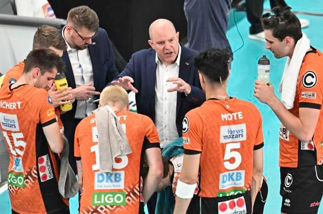 GER 1 VBL, SVG Lueneburg vs Berlin Recycling Volleys 01 05 2025, LKH Arena, Lueneburg, GER 1 VBL, Play Offs, Final, SVG Lueneburg vs Berlin Recycling Volleys in the picture Coach Joel Gregory Banks Berlin talks to his team nordphotoxGmbH xWitke nph00002