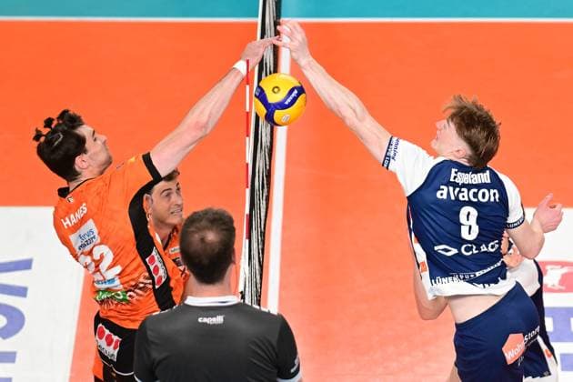 Volleyball I Men I Season 2024 2025 I Bundesliga I Final I Game 2 I SVG Lüneburg BERLIN RECYCLING Volleys I 1 5 2025 Jake Hanes 22, Berlin Recycling Volleys pushes the ball over the net against Oskar Alve Espeland 9, SVG Lüneburg this is the set win Berlin leads 1 2 Lüneburg LKH Arena Niedersachsen Germany Copyright: xLobeca AndreasxHannigx