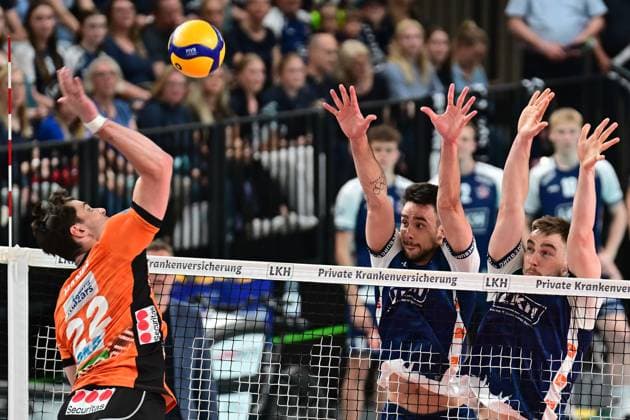 Volleyball I Men I Season 2024 2025 I Bundesliga I Final I Match 2 I SVG Lüneburg BERLIN RECYCLING Volleys I 1 5 2025 Jake Hanes 22, Berlin Recycling Volleys takes on the double block of Xander Wolf Wassenaar Ketrzynski 11, SVG Lüneburg and Simon Torwie 1, SVG Lüneburg Lüneburg LKH Arena Niedersachsen Germany Copyright: xLobeca AndreasxHannigx