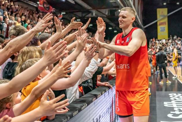 Chemnitz, Germany 01 May 2025 1 BBL 2024 2025 Niners Chemnitz vs MHP Riesen Ludwigsburg In the picture Jonas Richter Chemnitz with the fans at the fan block Copyright: xFotostandx xNachtigallx