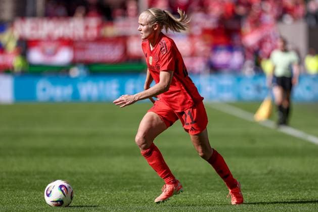 Pernille Harder FC Bayern Munich, 21 on the ball, cropped image, single image, full body, action, action, match scene, THE DFB REGULATIONS PROHIBIT ANY USE OF PHOTOGRAPHS AS IMAGE SEQUENCES AND OR QUASI VIDEO , 01 05 2025, Cologne Germany , Football, DFB Cup Final Women, FC Bayern Munich SV Werder Bremen xobx