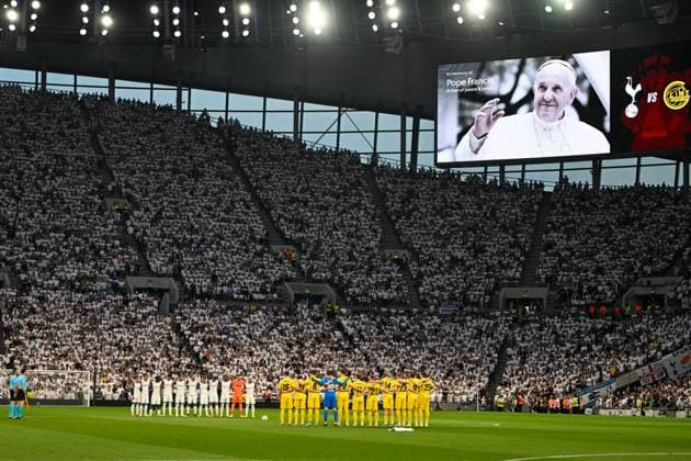 Tottenham Hotspur v Bodo Glimt Europa League 01 05 2025. Semi-Final leg 1 of 2 Tottenham Hotspur players and Bodo Glimt player s observe a minutes silence for Pope Francis during the Europa League semi final first leg match between Tottenham Hotspur and Bodo Glimt at Tottenham Hotspur Stadium, London, United Kingdom on 1 May 2025. London Tottenham Hotspur Stadium London United Kingdom Editorial use only , Copyright: xSimonxTraylenx PSI-21977-0013