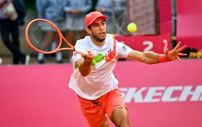 Portugals Nuna Borges reaches Estoril Open quarterfinals Estoril Open, ATP 175 Challenge Tour, 01 05 2025, round of 16 Portugals Nuno BORGES defeats Hungarys Marton Fucsovics on the sold-out center court in the round of 16 of the Estoril Open to reach the quarterfinals Estoril Estoril Tenis Club Lisbon Portugal