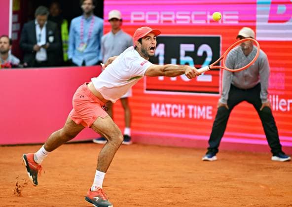 Portugals Nuna Borges reaches Estoril Open quarterfinals Estoril Open, ATP 175 Challenge Tour, 01 05 2025, round of 16 Portugals Nuno BORGES defeats Hungarys Marton Fucsovics on the sold-out center court in the round of 16 of the Estoril Open to reach the quarterfinals Estoril Estoril Tenis Club Lisbon Portugal